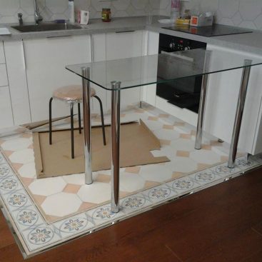 Стеклянный стол на кухню