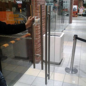 Ремонт стеклянных дверей в торговом центре