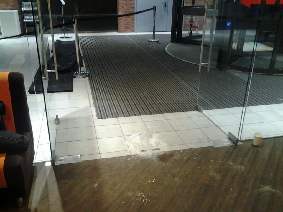 Ремонт стеклянных дверей в торговом центре