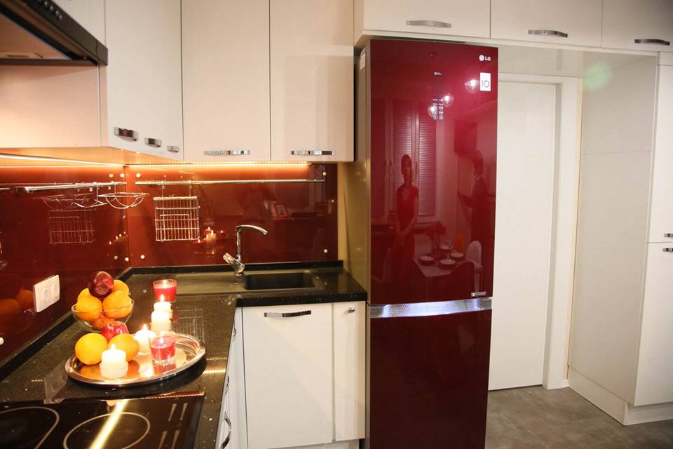 Стеклянная панель на кухню
