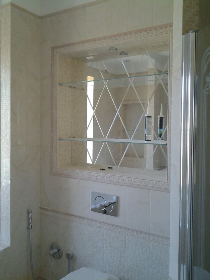 Зеркальная панель и полки в ванной комнате
