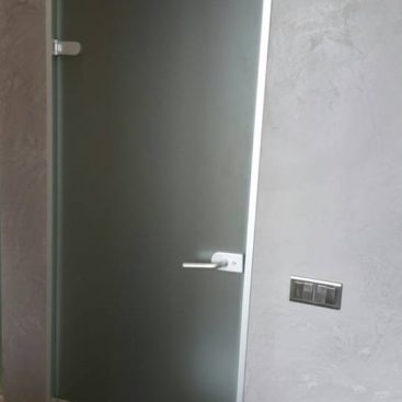 Стеклянная дверь в ванную