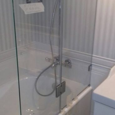 Стеклянная шторка на ванную