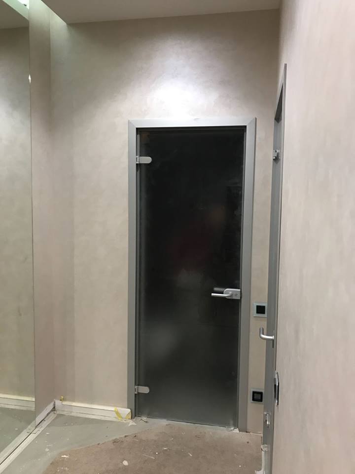 Стеклянная дверь в коробе