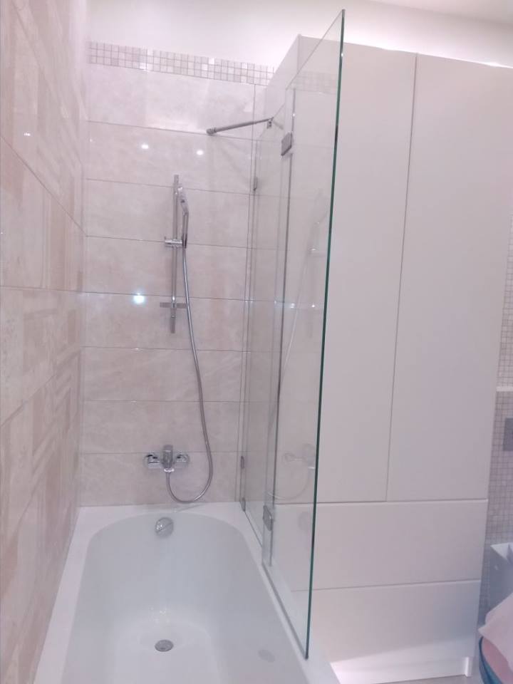 Стеклянная шторка на ванную