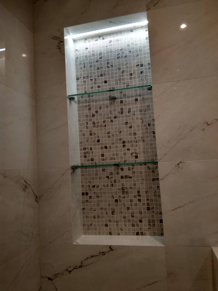 Стеклянные полочки в ванной