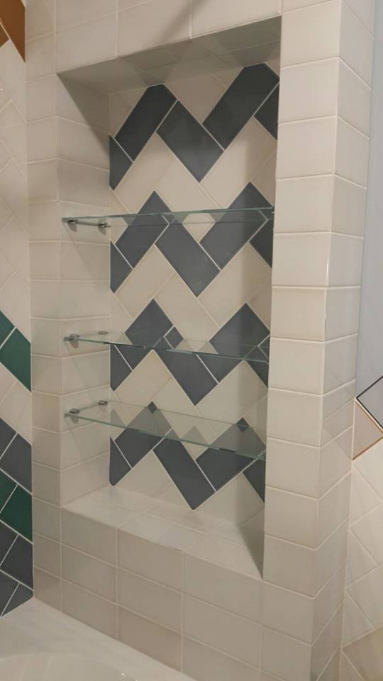 Стеклянные полочки в ванную