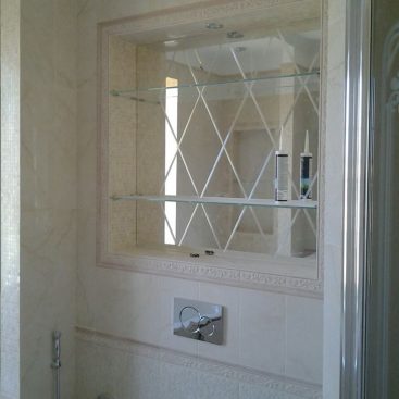 Зеркальная панель и полки в ванной комнате