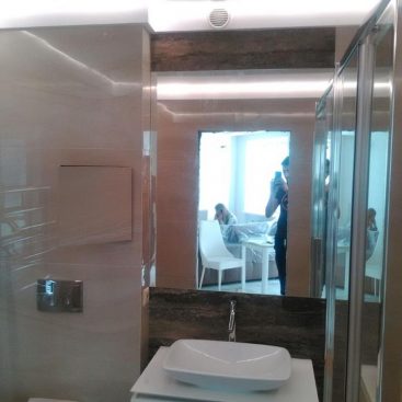 Зеркальная панель в ванной комнате