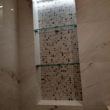 Стеклянные полочки в ванной