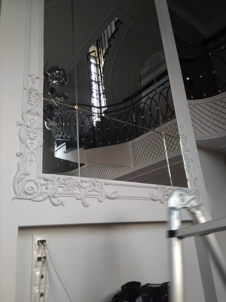 Зеркальное панно в гостиной