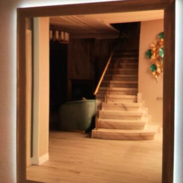 Зеркало с подсветкой в деревянном багете