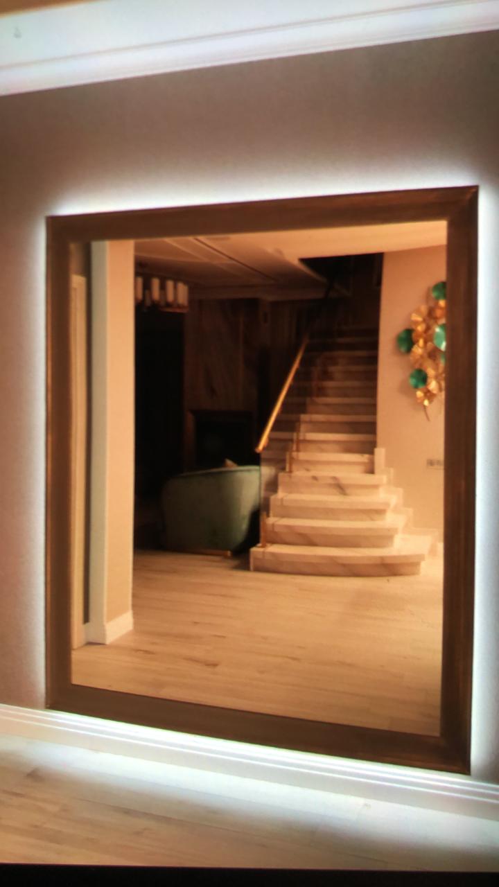 Зеркало с подсветкой в деревянном багете
